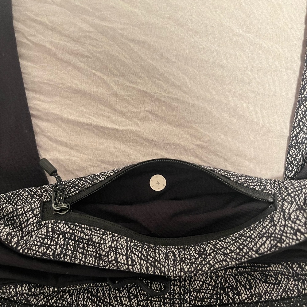 Lululemon Crop Leggings with pockets and mesh. Size 4. Black and white print. - Picture 3 of 4